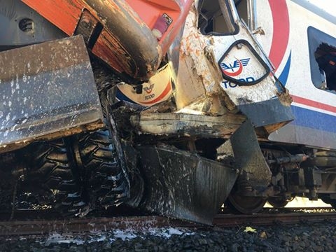 İzmir-Ödemiş Seferini Yapan Yolcu Treni Kepçeyle Çarpıştı!