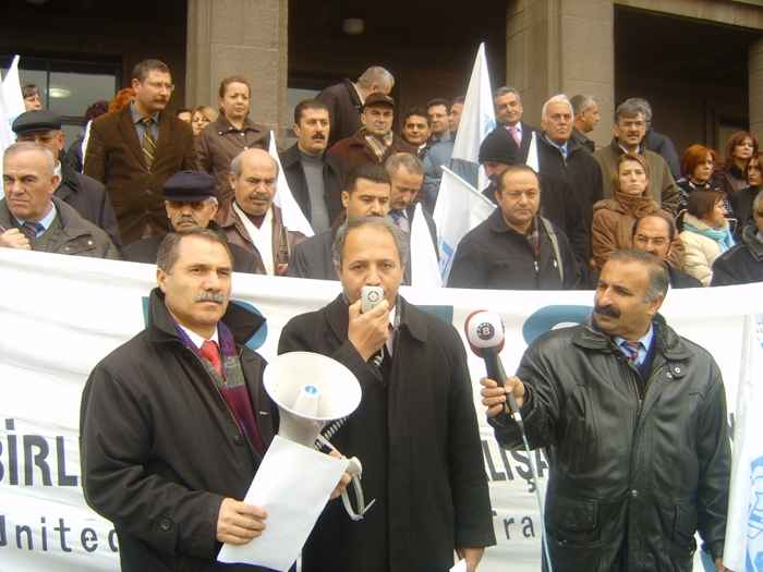 Sendikamızdan TCDD Genel Müdürlüğü Önünde Basın Açıklaması;Demiryolcuların Mağduriyeti Sürüyor! Adaletsizliği Fiili Meşru Mücadelemizle Durduracağız!
