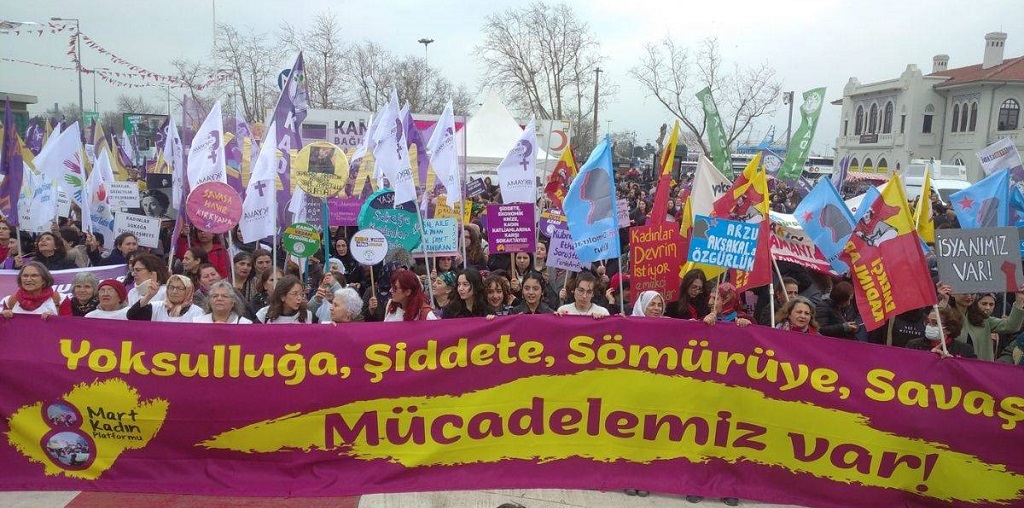 Taleplerimizle alanlarda ve iş yerlerinde olmaya devam ediyoruz! Yaşasın 8 Mart!